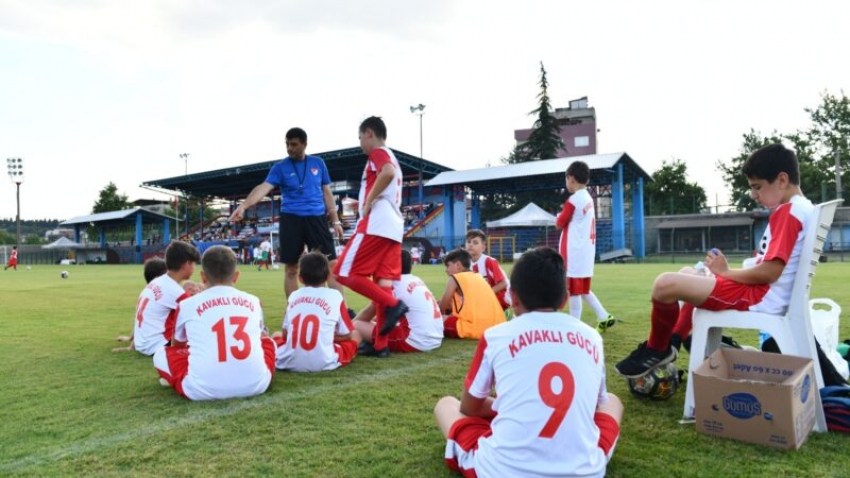 Mustafakemalpaşalı gençler futbola doyurdu