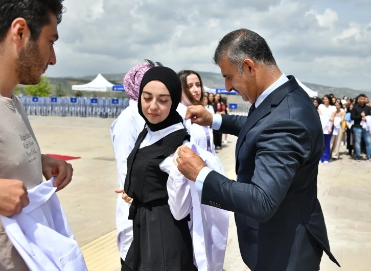 Geleceğin hemşireleri önlüklerini giydi, mesleğe ilk adımı attı
