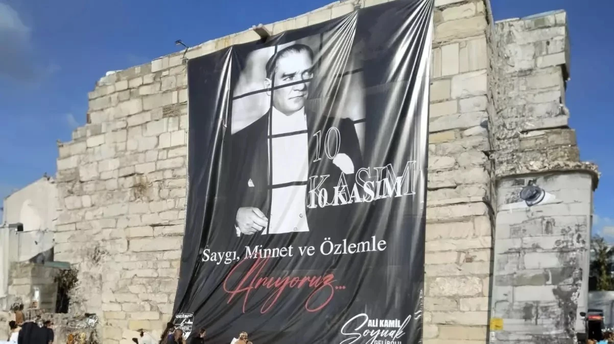 Gelibolu Belediyesi'nin astığı Atatürk posterine tepkiler çığ gibi büyüdü