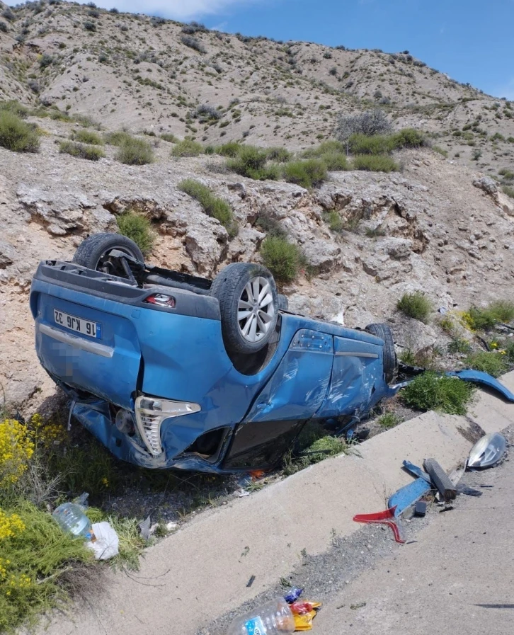 Gemerek’te otomobil takla attı: 2’si çocuk 3 yaralı
