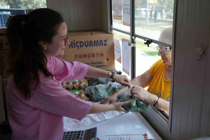 Gemlik Belediyesi kendi seralarında üretiyor, yarı fiyatına satıyor
