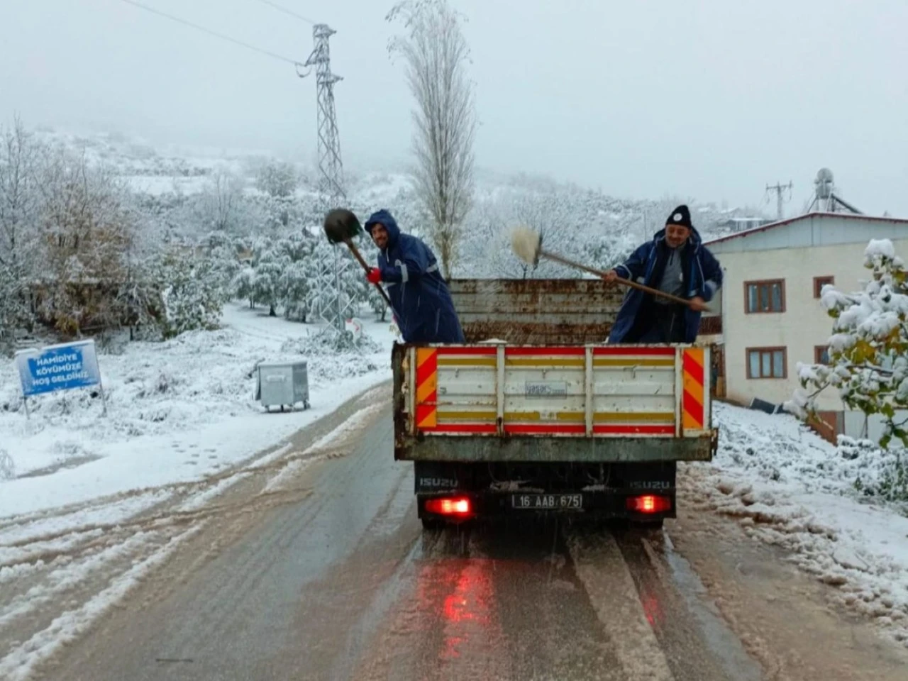 Gemlik'te köy yolları kara karşı tuzlandı