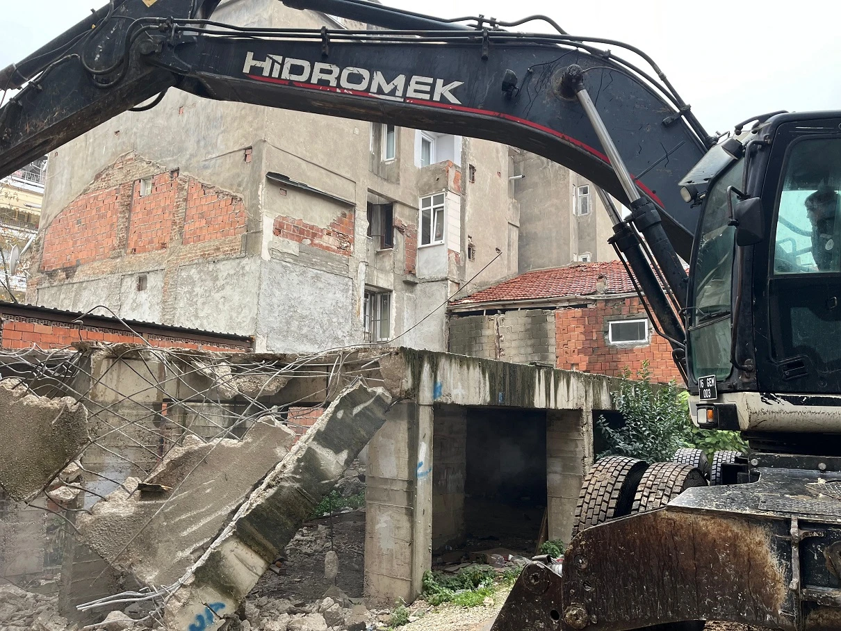 Gemlik'te  metruk binalar yıkılıyor