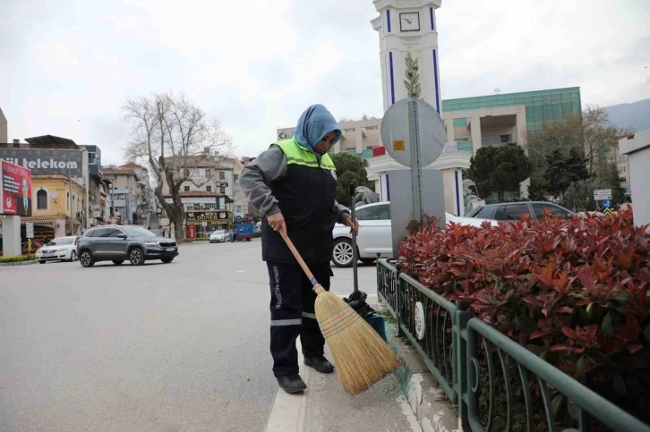 Gemlik’te sokakların temizliği kadınlara emanet
