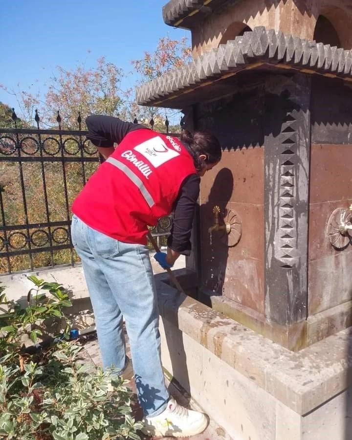 Genç Kızılay gönüllülerinden şadırvan ve çeşme temizliği
