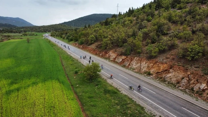 Gençler, genç kalmak için yağmur altında pedal çevirdi
