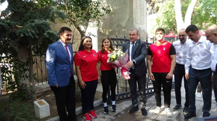 Gençlik ve Spor Bakanı Bak: "Ne yaparlarsa yapsınlar bu milletin iradesine hiç kimse ipotek koyamaz"
