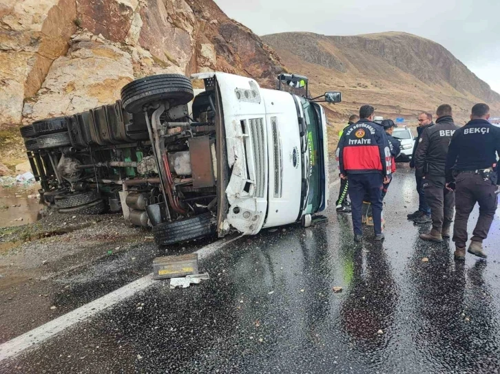 Gevaş’ta tır devrildi: 1 yaralı
