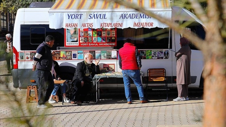 Gezgin yazar kitaplarını okurun ayağına götürüyor