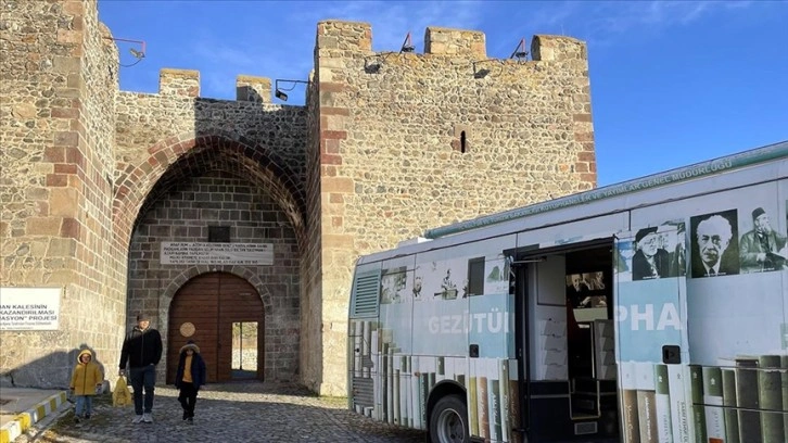 Gezici kütüphane, Ardahan Kalesi'ni ziyaret edenlerle buluşuyor