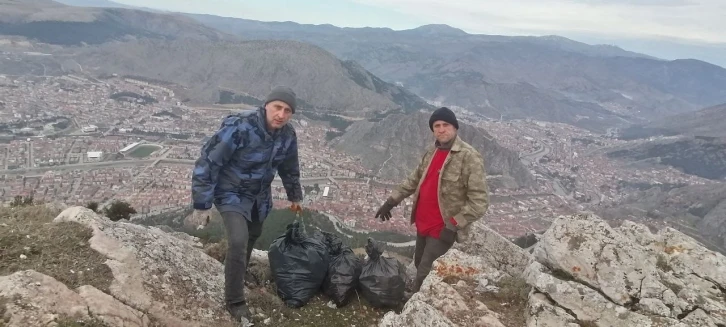 Gezinti yaptıkları Ferhat dağında atık topladılar
