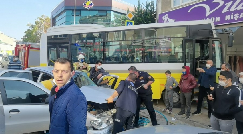 Bursa'da özel halk midibüsü ile otomobilin çarpıştığı kazada çok sayıda yaralı var