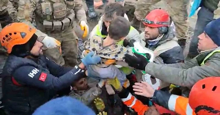 Giresun arama kurtarma ekipleri iki çocuğu göçük altından sağ olarak çıkardı
