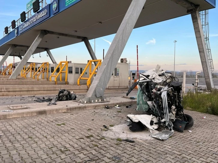 Gişeye çarpıp motoru fırlayan otomobilin sürücüsü hayatını kaybetti