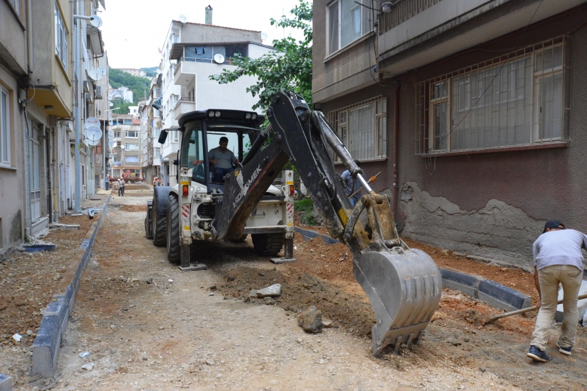 Gemlik'te Balıkpazarı yolları yenileniyor