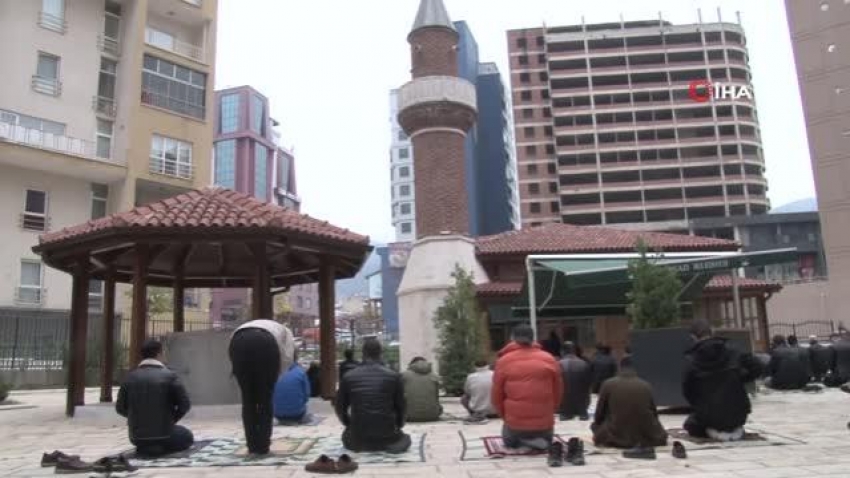 Bursa'da gökdelenlerin gölgesinde 700 yıllık en küçük cami