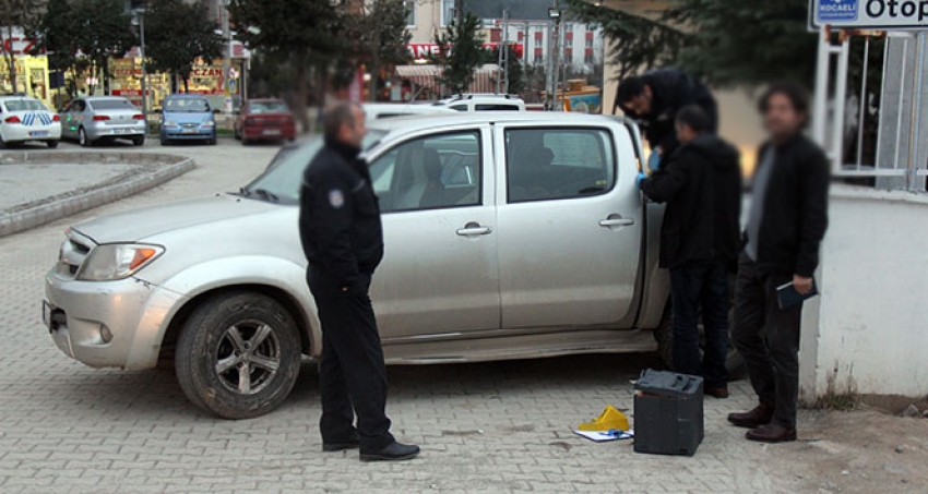 Husumetlisinin kurşunladığı araçtan yaralı kurtuldu