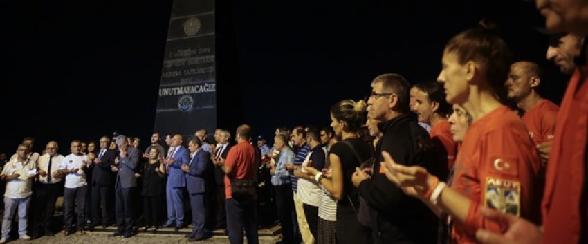 Gölcük'teki Deprem Anıtı'nda tören düzenlendi