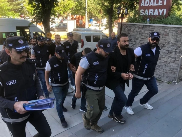 Göçmen kaçakçılarına polis operasyonu
