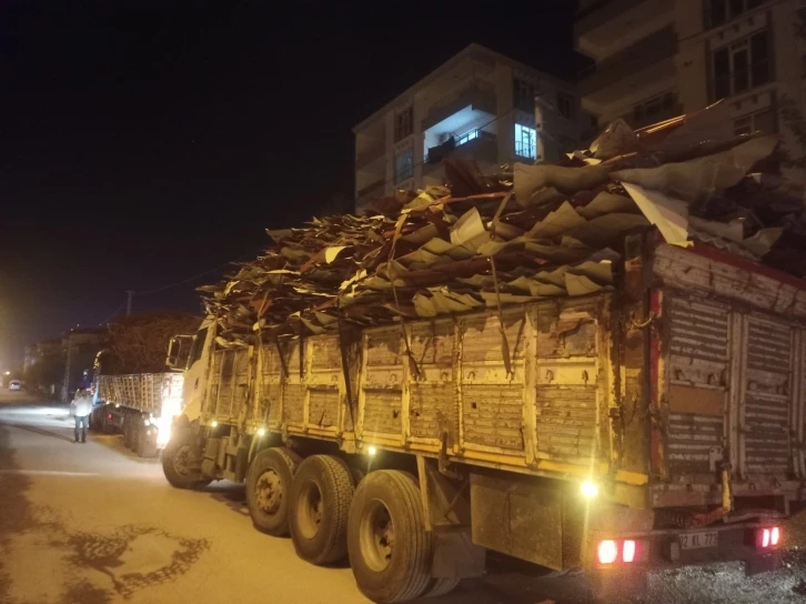 Gölbaşı’nda trafiği tehlikeye atan hurda yüklü tırlara ceza
