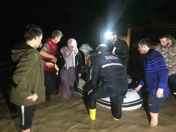 Göle dönen sokaklardan botlarla böyle kurtarıldılar
