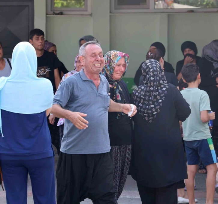 Göle düşen otomobilde can veren anne, baba ve iki kardeşin cenazesi köylerine uğurlandı