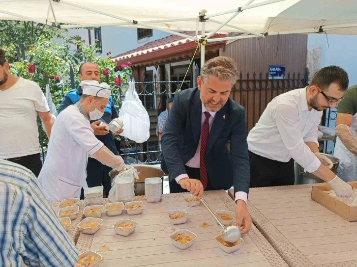 Gölpazarı Belediye Başkanı Hayri Suer vatandaşlara aşure dağıttı
