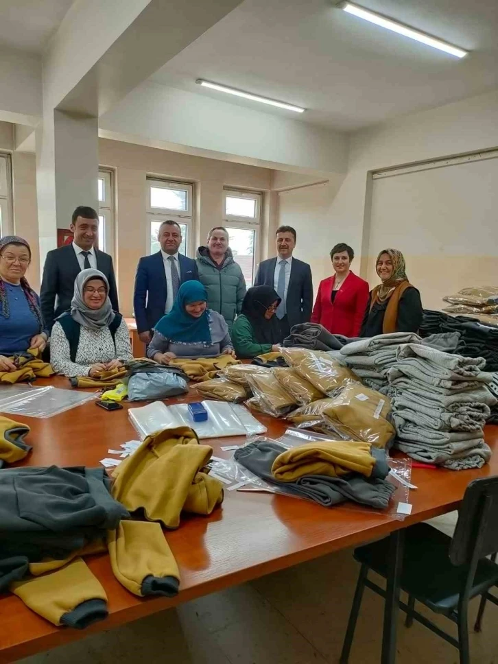 Gönüllü kadınlar kolları sıvadı, depremzedeler için kıyafet dikiyor
