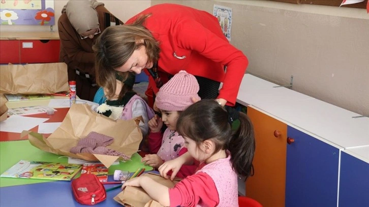 Gönüllü kadınların ördüğü atkı ve bereler çocuklara dağıtıldı