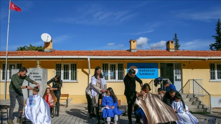 Gönüllü kuaförler köy öğrencilerinin saçlarını kesip hediyeler veriyor