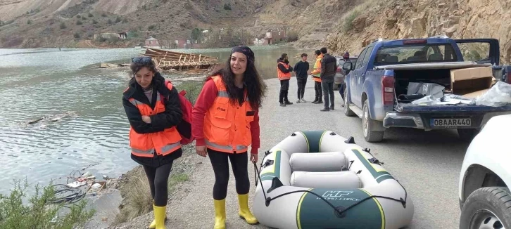 Gönüllüler sokak hayvanları için Yusufeli’nde
