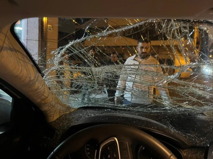 Gören gözlerine inanamadı, başıboş atlar cadde üzerinde dörtnala koştu
