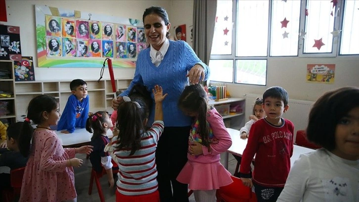 Görme engelli Burcu öğretmen zorlukları aşarak hayalindeki mesleğe ulaştı