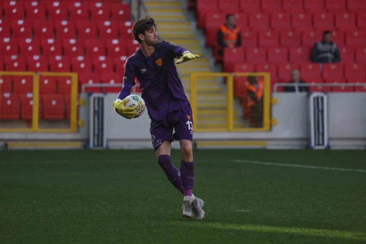 Göztepe’nin 2002 doğumlu kalecisi Arda Özçimen güven veriyor
