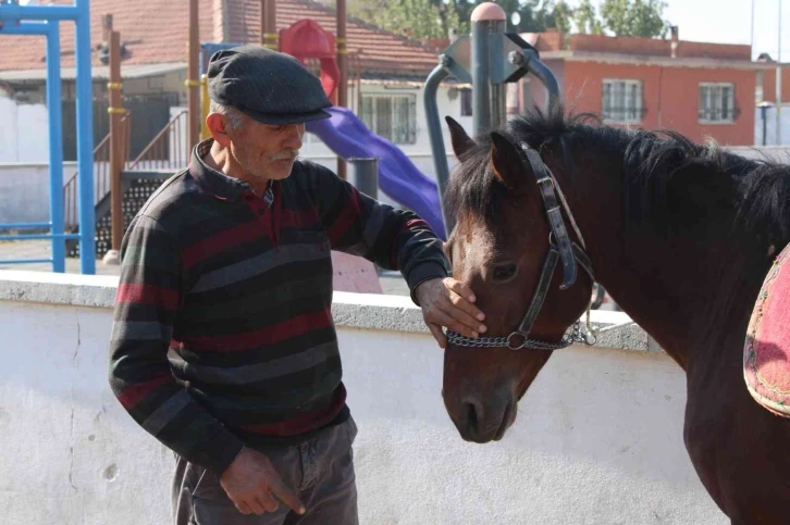 Gözü gibi baktığı rahvan atlarıyla binlerce yıllık geleneği yaşatıyor
