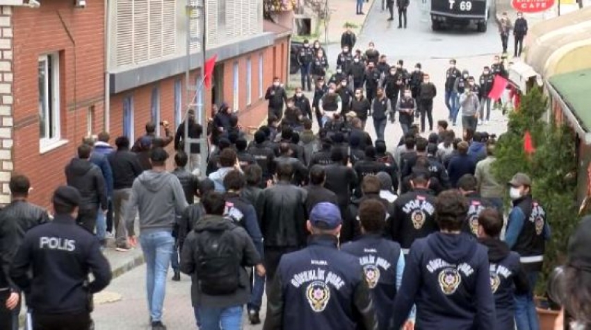 Cenaze töreni karıştı: Çok sayıda gözaltı var!