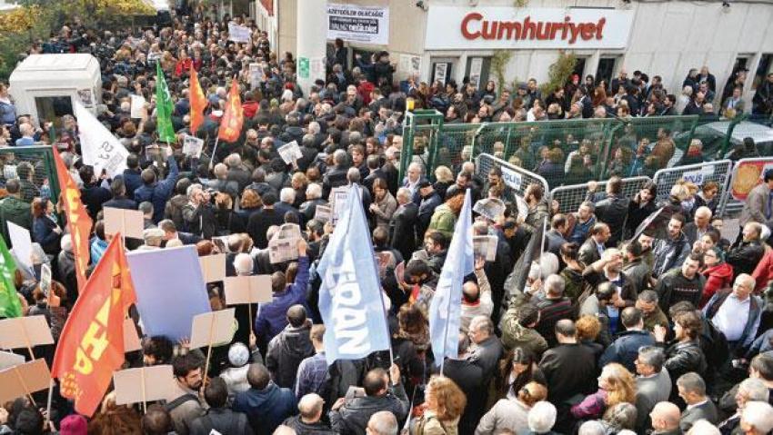 Dündar ve Gül'ün tutuklanmasına tepki yağdı