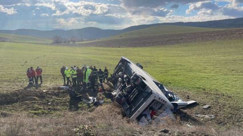 Güreşçileri taşıyan midibüs, şarampole yuvarladı: 1 ölü, 15 yaralı