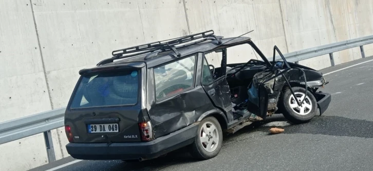 Gümüşhane’de kavşakta iki araç çarpıştı: 1’i ağır 3 yaralı
