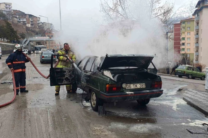 Gümüşhane’de park halindeki LPG’li otomobil yandı
