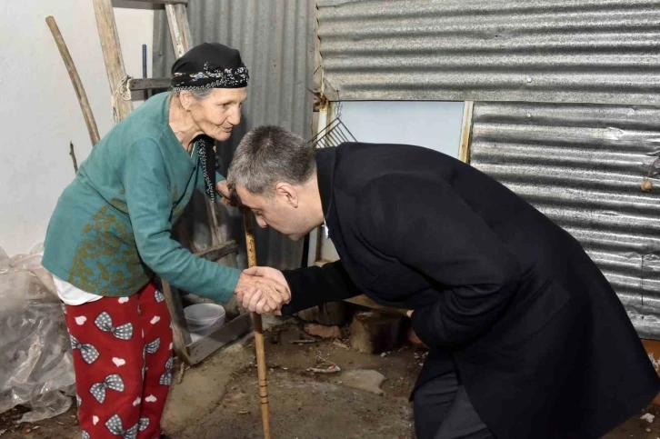 Gümüşhane Valisi’nden yaşlılara vefa örneği: Evlerine kadar gitti
