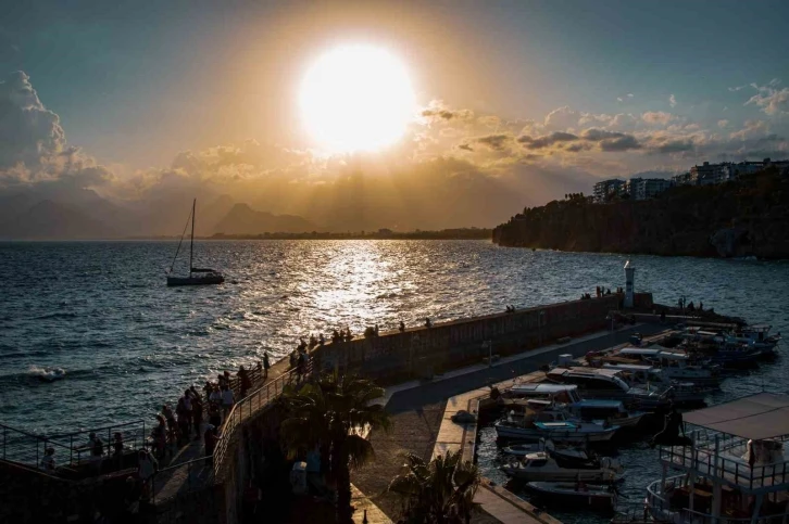 Günün her saati farklı manzara sunuyor, turistleri kendine hayran bırakıyor
