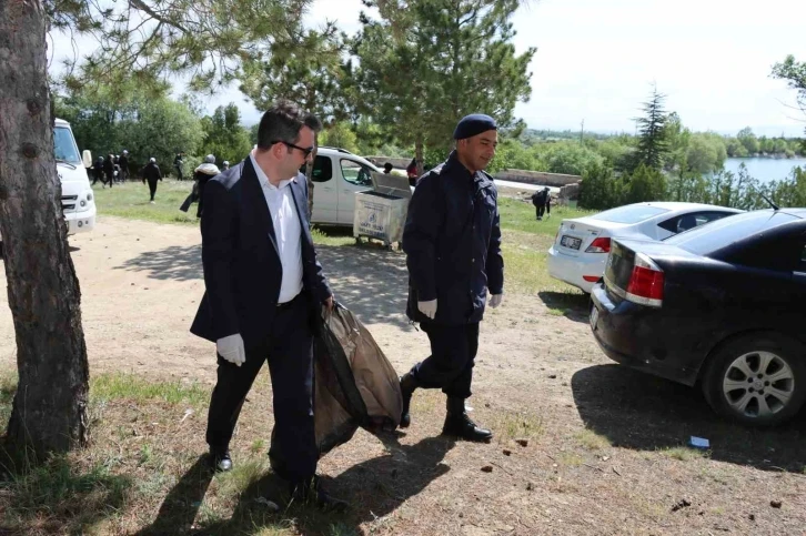 Günyüzü’ndeki ormanlık alanda mıntıka temizliği yapıldı
