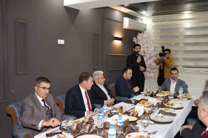 Gür kardeşler iftar yemeğinde ilçe protokolü ile bir araya geldiler
