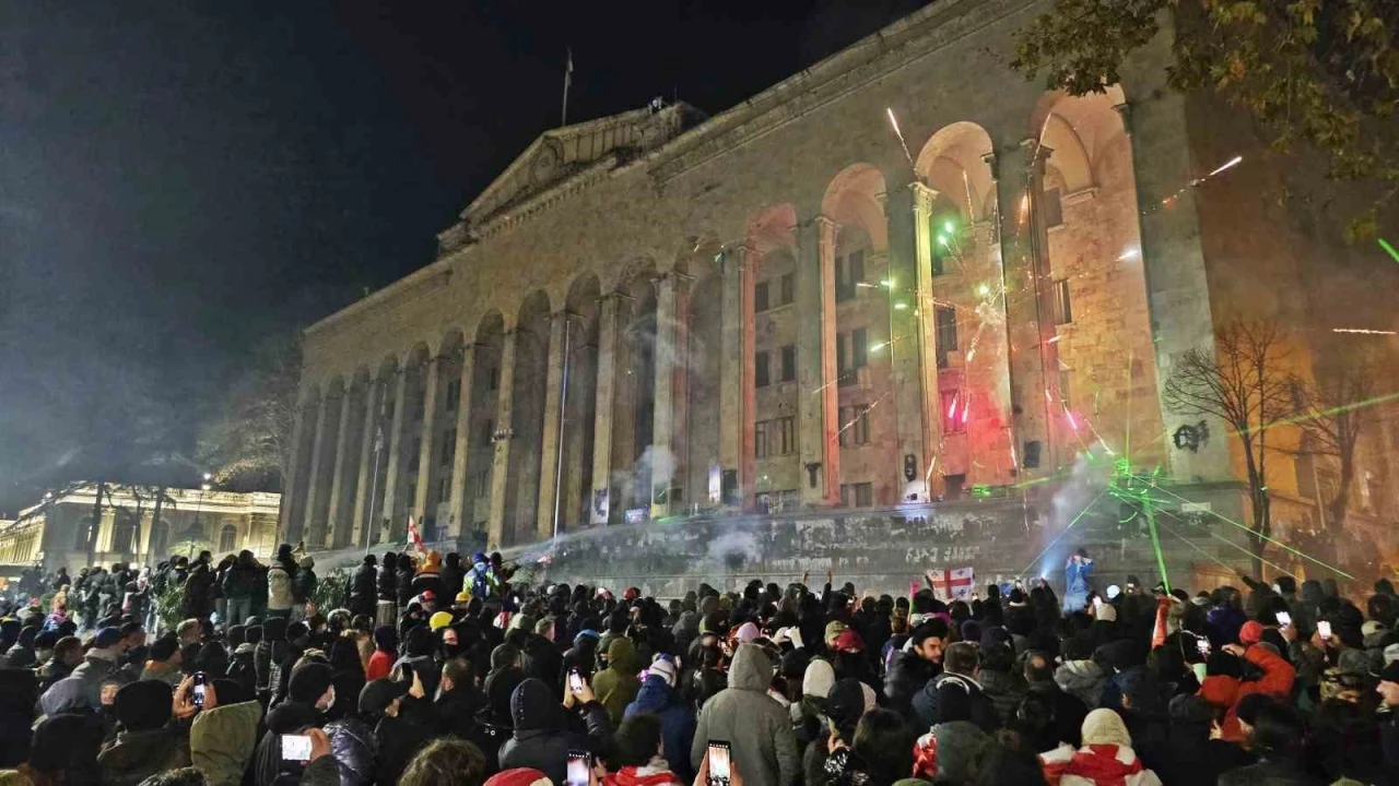 Gürcistan parlamentosu önünde tansiyon düşmüyor: 22 gözaltı