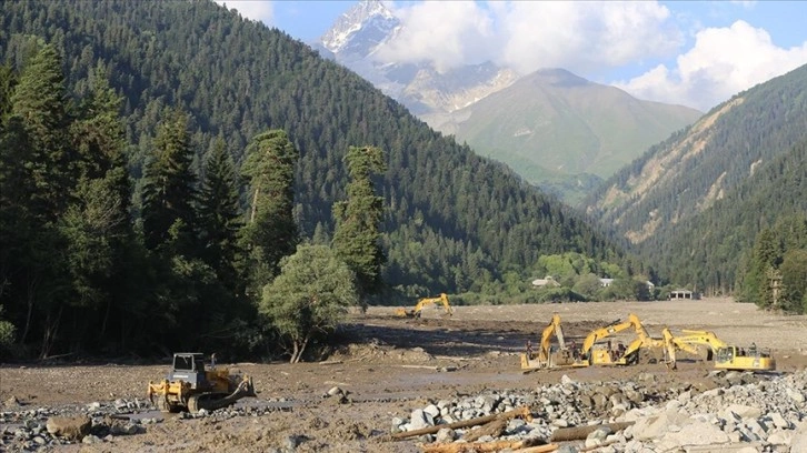 Gürcistan'ın tatil beldesi Şovi'deki heyelan sonrası arama kurtarma çalışmaları sürüyor