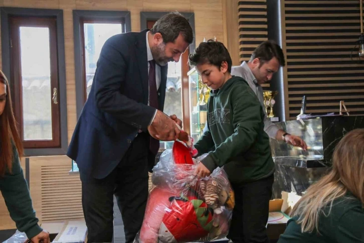 Gürsulu çocuklardan afet bölgesine oyuncak
