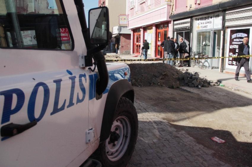 Polis kuyumcu soyguncularını bir saatte yakaladı