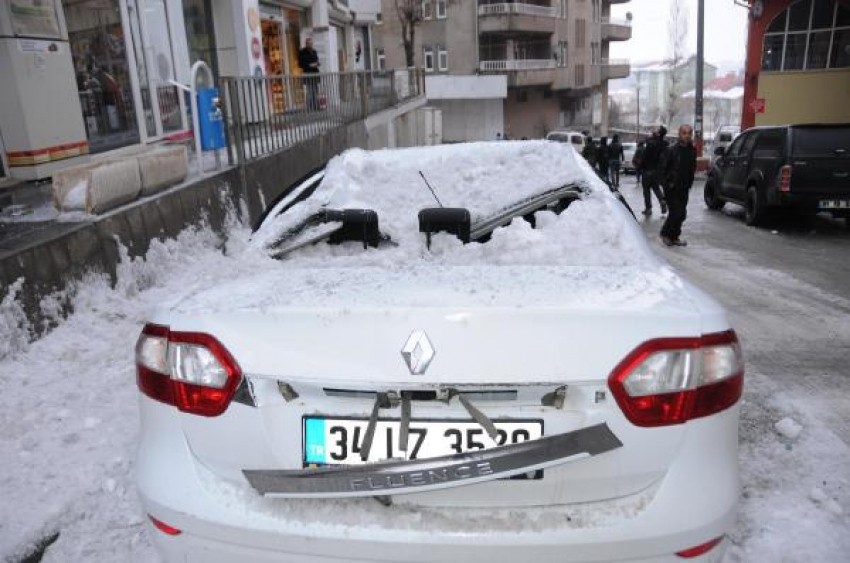 Hakkari'de otomobilin üzerine çatıdan kar kütlesi düştü