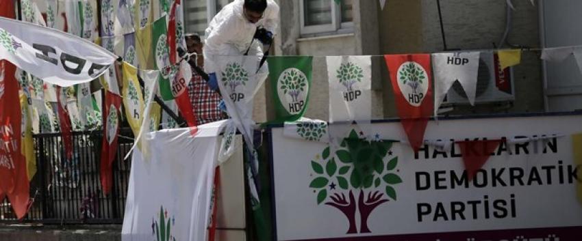 Hakkari'de HDP binası kundaklandı